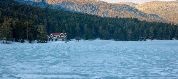 Bolu, Türkiye 'deki GOLCUK Doğal Parkı. (Türkçe: Golcuk Tabiat Parki). Golcuk Gölü 'nün güzel kış manzarası.