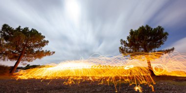 Steel wool and astrophotography, photographed at night with the long exposure technique.