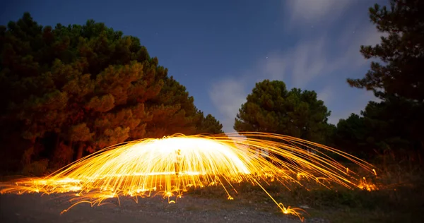 Steel wool and astrophotography, photographed at night with the long exposure technique.