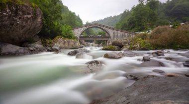 Yeşilin ortasında harika manzarası olan tarihi Ortacalar Çift Köprüler.