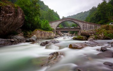 Yeşilin ortasında harika manzarası olan tarihi Ortacalar Çift Köprüler.