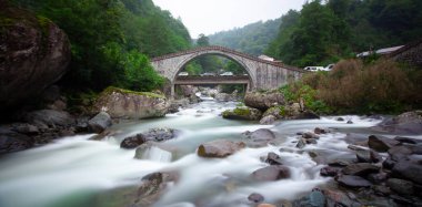 Yeşilin ortasında harika manzarası olan tarihi Ortacalar Çift Köprüler.
