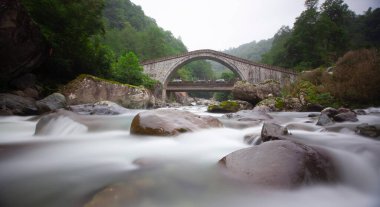 Yeşilin ortasında harika manzarası olan tarihi Ortacalar Çift Köprüler.