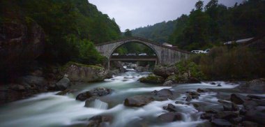 Yeşilin ortasında harika manzarası olan tarihi Ortacalar Çift Köprüler.