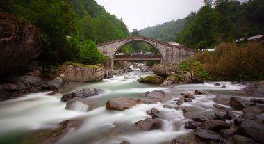 Yeşilin ortasında harika manzarası olan tarihi Ortacalar Çift Köprüler.