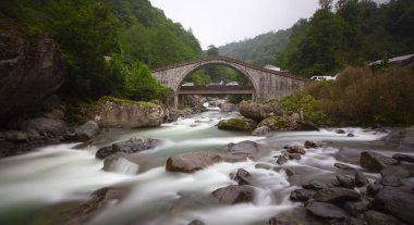 Yeşilin ortasında harika manzarası olan tarihi Ortacalar Çift Köprüler.