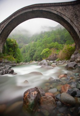 Yeşilin ortasında harika manzarası olan tarihi Ortacalar Çift Köprüler.