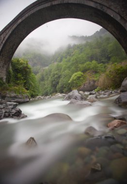 Yeşilin ortasında harika manzarası olan tarihi Ortacalar Çift Köprüler.