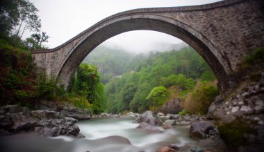Yeşilin ortasında harika manzarası olan tarihi Ortacalar Çift Köprüler.