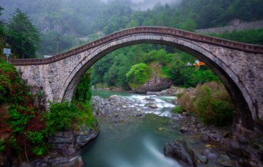 Yeşilin ortasında harika manzarası olan tarihi Ortacalar Çift Köprüler.