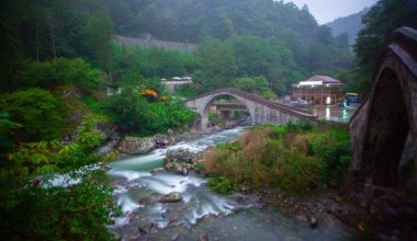 Yeşilin ortasında harika manzarası olan tarihi Ortacalar Çift Köprüler.