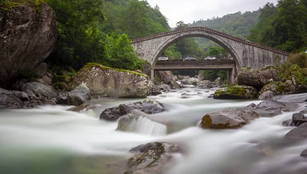 Yeşilin ortasında harika manzarası olan tarihi Ortacalar Çift Köprüler.