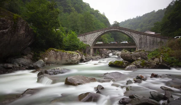 Yeşilin ortasında harika manzarası olan tarihi Ortacalar Çift Köprüler.