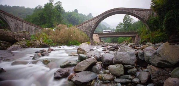 Yeşilin ortasında harika manzarası olan tarihi Ortacalar Çift Köprüler.