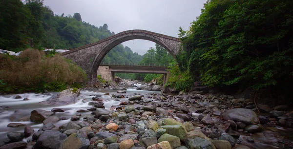Yeşilin ortasında harika manzarası olan tarihi Ortacalar Çift Köprüler.