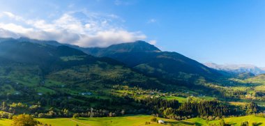 Karadeniz 'deki Karadeniz' de sonbahar renkli manzaralar Maden köyü Savsat, Artvin 'de güzel bir sonbahar günbatımında