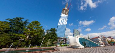 Güzel mimarisi olan şehir manzarası. Batumi 'de Avrupa meydanı.