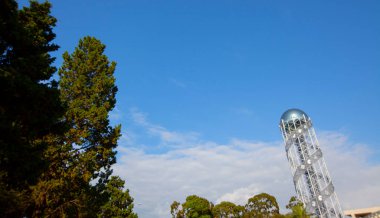 Güzel mimarisi olan şehir manzarası. Batumi 'de Avrupa meydanı.