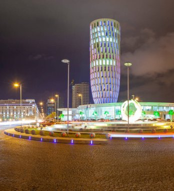 Güzel mimarisi olan şehir manzarası. Batumi 'de Avrupa meydanı.