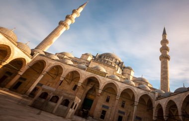 Muhteşem tarihi Süleyman Camii, Rustem Paşa Camii ve bulutlu bir günde binaların güzel manzarası. İstanbul Türkiye 'nin en popüler turizm beldesi. Türkiye 'ye Seyahat kavramı.
