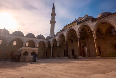Muhteşem tarihi Süleyman Camii, Rustem Paşa Camii ve bulutlu bir günde binaların güzel manzarası. İstanbul Türkiye 'nin en popüler turizm beldesi. Türkiye 'ye Seyahat kavramı.