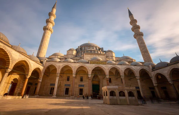 Muhteşem tarihi Süleyman Camii, Rustem Paşa Camii ve bulutlu bir günde binaların güzel manzarası. İstanbul Türkiye 'nin en popüler turizm beldesi. Türkiye 'ye Seyahat kavramı.