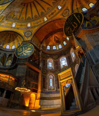 Ayasofya 'nın içi. Türkiye 'nin İstanbul kentindeki Bizans Kültürü' nün en büyük anıtı..
