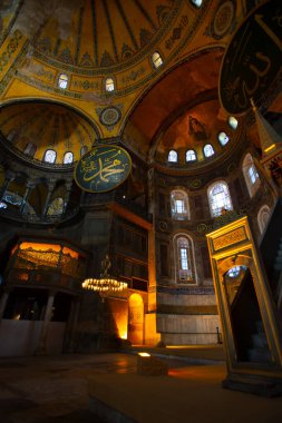 Ayasofya 'nın içi. Türkiye 'nin İstanbul kentindeki Bizans Kültürü' nün en büyük anıtı..