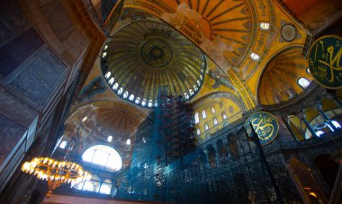 Ayasofya 'nın içi. Türkiye 'nin İstanbul kentindeki Bizans Kültürü' nün en büyük anıtı..