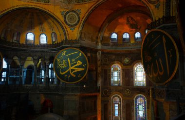 Ayasofya 'nın içi. Türkiye 'nin İstanbul kentindeki Bizans Kültürü' nün en büyük anıtı..