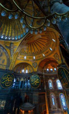 Ayasofya 'nın içi. Türkiye 'nin İstanbul kentindeki Bizans Kültürü' nün en büyük anıtı..