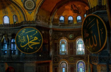 Ayasofya 'nın içi. Türkiye 'nin İstanbul kentindeki Bizans Kültürü' nün en büyük anıtı..