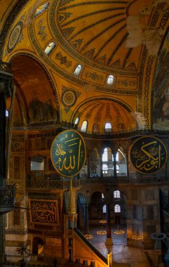 Ayasofya 'nın içi. Türkiye 'nin İstanbul kentindeki Bizans Kültürü' nün en büyük anıtı..