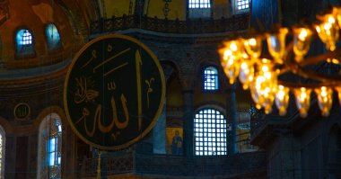 Ayasofya 'nın içi. Türkiye 'nin İstanbul kentindeki Bizans Kültürü' nün en büyük anıtı..