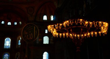 Ayasofya 'nın içi. Türkiye 'nin İstanbul kentindeki Bizans Kültürü' nün en büyük anıtı..