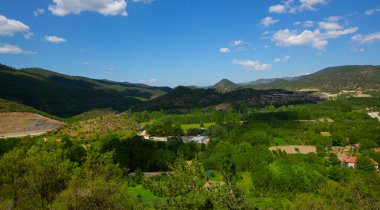 Zafer Kulesi (Zafer Kulesi) ve arka planda geleneksel evler. Goynuk, Bolu, Türkiye.