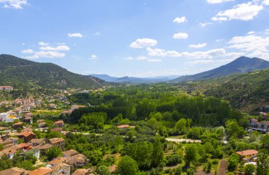 Zafer Kulesi (Zafer Kulesi) ve arka planda geleneksel evler. Goynuk, Bolu, Türkiye.