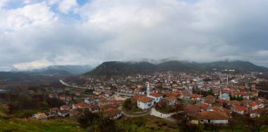 Zafer Kulesi (Zafer Kulesi) ve arka planda geleneksel evler. Goynuk, Bolu, Türkiye.