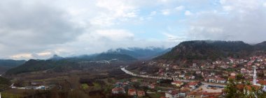 Zafer Kulesi (Zafer Kulesi) ve arka planda geleneksel evler. Goynuk, Bolu, Türkiye.