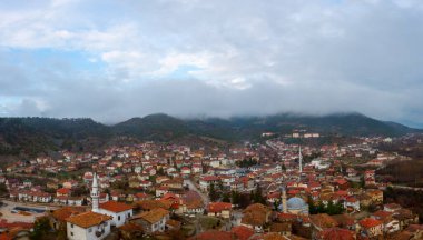Zafer Kulesi (Zafer Kulesi) ve arka planda geleneksel evler. Goynuk, Bolu, Türkiye.