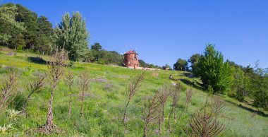 Türkiye 'nin Bolu-Goynuk (Gynk) ilçesinde yer alan Cubuk (ubuk) Gölü çevresindeki rüzgar değirmenlerinin güzel manzarası. Yel değirmenleri önceki yıllarda bir film için yapılmıştı..