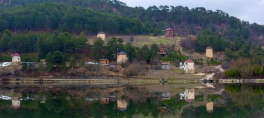 Türkiye 'nin Bolu-Goynuk (Gynk) ilçesinde yer alan Cubuk (ubuk) Gölü çevresindeki rüzgar değirmenlerinin güzel manzarası. Yel değirmenleri önceki yıllarda bir film için yapılmıştı..