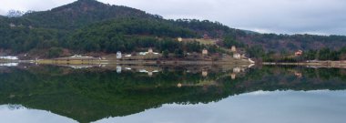 Türkiye 'nin Bolu-Goynuk (Gynk) ilçesinde yer alan Cubuk (ubuk) Gölü çevresindeki rüzgar değirmenlerinin güzel manzarası. Yel değirmenleri önceki yıllarda bir film için yapılmıştı..