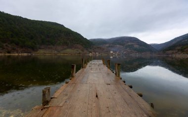 Türkiye 'nin Bolu-Goynuk (Gynk) ilçesinde yer alan Cubuk (ubuk) Gölü çevresindeki rüzgar değirmenlerinin güzel manzarası. Yel değirmenleri önceki yıllarda bir film için yapılmıştı..