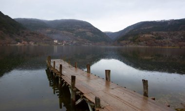 Türkiye 'nin Bolu-Goynuk (Gynk) ilçesinde yer alan Cubuk (ubuk) Gölü çevresindeki rüzgar değirmenlerinin güzel manzarası. Yel değirmenleri önceki yıllarda bir film için yapılmıştı..