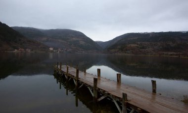 Türkiye 'nin Bolu-Goynuk (Gynk) ilçesinde yer alan Cubuk (ubuk) Gölü çevresindeki rüzgar değirmenlerinin güzel manzarası. Yel değirmenleri önceki yıllarda bir film için yapılmıştı..