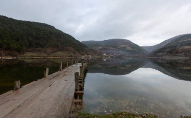 Türkiye 'nin Bolu-Goynuk (Gynk) ilçesinde yer alan Cubuk (ubuk) Gölü çevresindeki rüzgar değirmenlerinin güzel manzarası. Yel değirmenleri önceki yıllarda bir film için yapılmıştı..