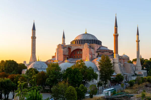 Ayasofya Kubbe ve minareler gün batımında eski İstanbul, Türkiye 'de