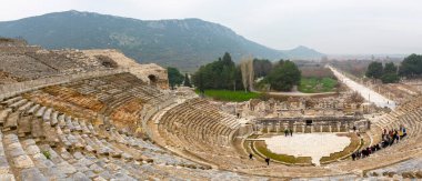 İzmir 'in Selcuk ilçesindeki Efes Tiyatrosu (Efes). Amfitiyatro, gladyatör savaşları ve drama açısından antik dünyanın en büyük tiyatrosudur. Efes popüler bir turizm merkezidir..