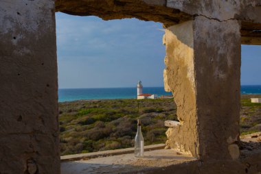 Polente Deniz Feneri Bozcaada 'nın en batı ucunda yer almaktadır ve 1861 yılında inşa edilmiştir. Polente ışığı 32 metre yüksekliğindedir ve ışığını 15 deniz miline ya da 28 kilometreye gönderebilir..